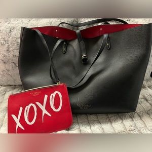 ❤️Victoria Secret shoulder bag!! Comes with makeup  pouch. About 14” long